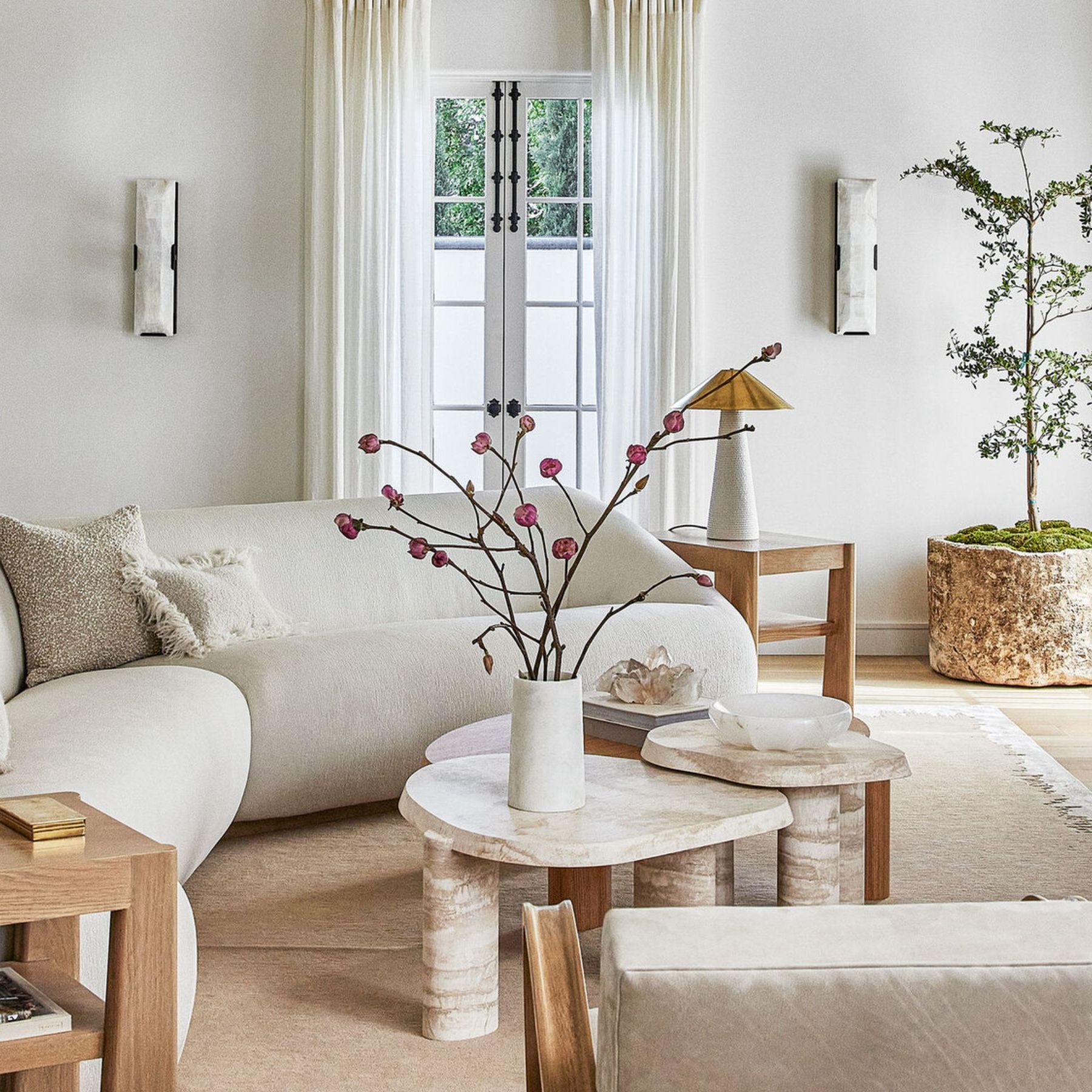 Living room demonstrating the use of high contrast colors and mixed textures for visual interest